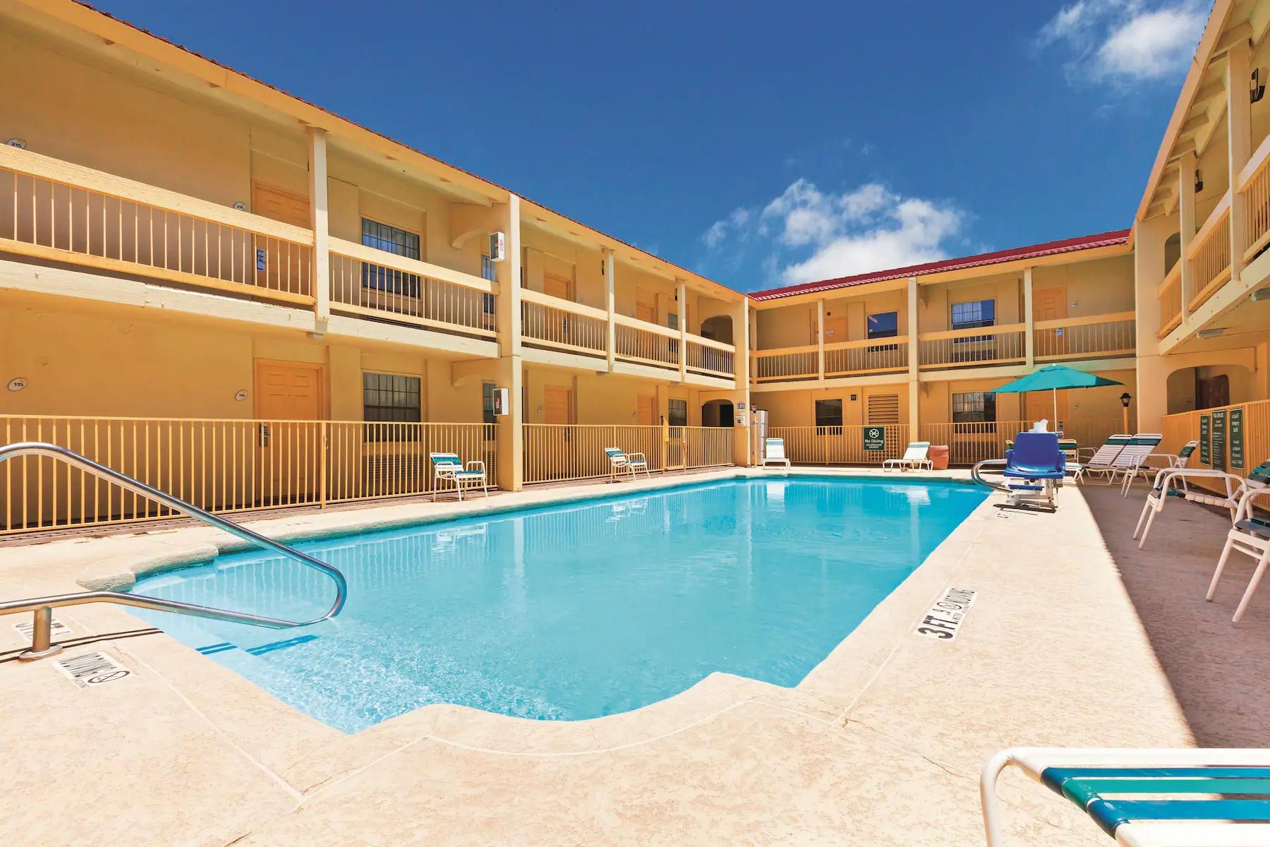 Hotel Baymont By Wyndham Lubbock - Downtown Civic Center Exterior foto